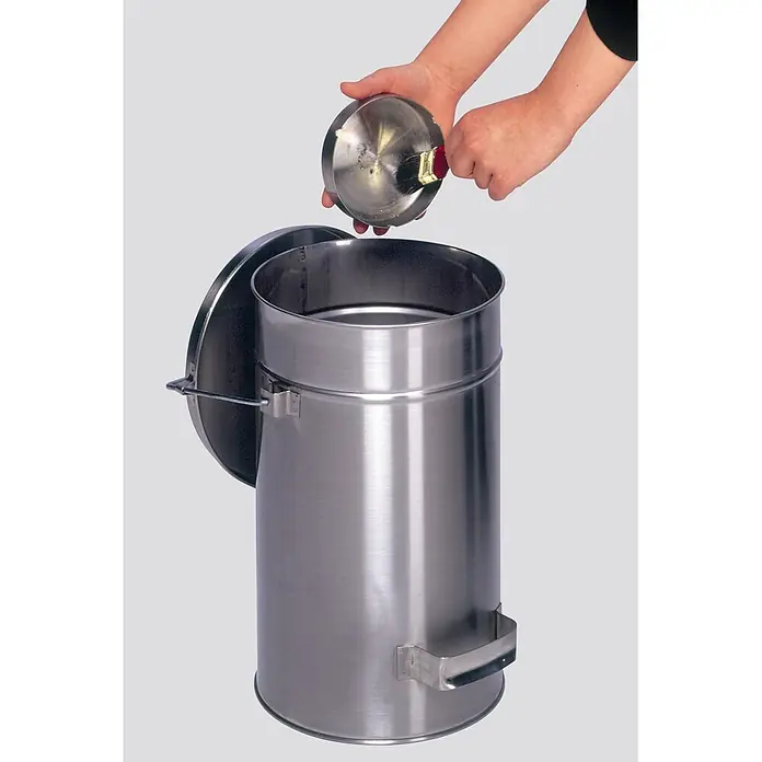 Proregal Standard Mülleimer robust mit Deckel & Tragebügel - Edelstahl, Grau - Edelstahl-Treteimer mit offenem Deckel. Hände leeren kleines Metallobjekt mit Pinsel hinein.