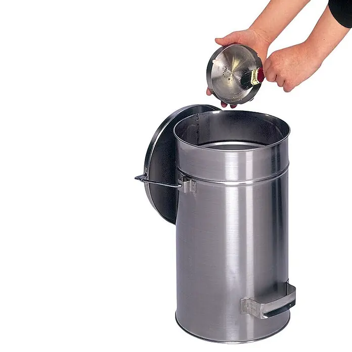 Proregal Standard Mülleimer robust mit Deckel & Tragebügel - Edelstahl, Grau - Edelstahl-Treteimer mit geöffnetem Deckel, Hände entleeren kleinen Metallbehälter.