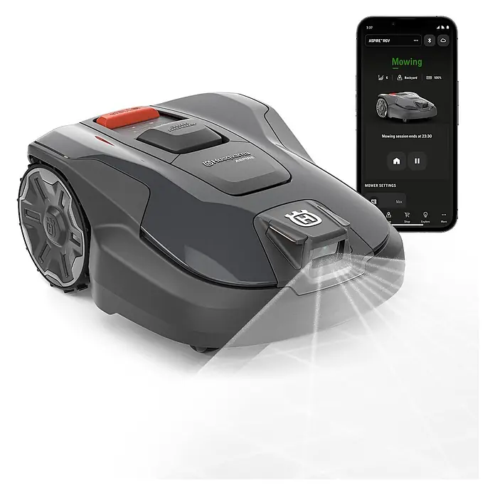 Husqvarna Mähroboter Aspire R6V - 600 m², Schnittbreite: 22 cm, Satellitengestützte Navigation, GPS - Dunkelgrauer Rasenroboter mit orangefarbenem Stoppknopf, der einen Lichtstrahl aussendet. Ein Smartphone zeigt die Steuerungs-App.