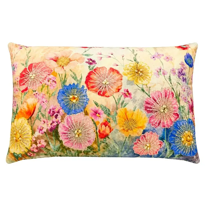Kissen Wildblumen - Bunt, 60 x 40 cm - Rechteckiges Dekokissen mit farbenfrohem Aquarell-Blumendruck und Stickdetails auf hellem Grund.