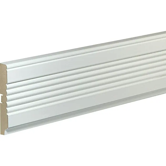 Rodapié FU112L - 240 cm x 19 mm x 111 mm, MDF - Imagen detallada de un zócalo de madera, ideal para rematar espacios interiores. El perfil cuenta con líneas para mayor detalle.