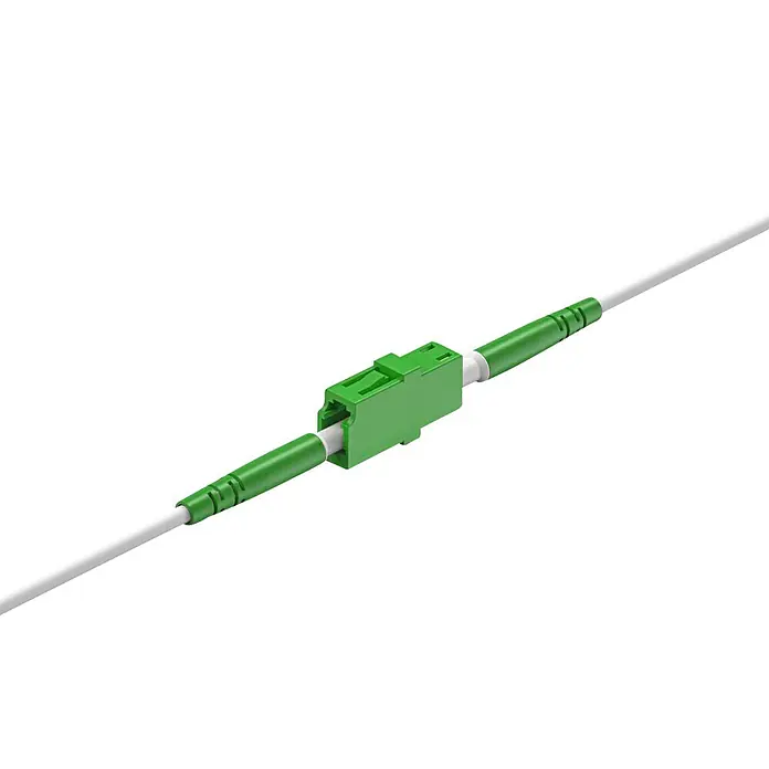 Hama Glasfaser-Netzwerkkabel 00200801 LC/APC - Grün - Grüner Glasfaserkoppler, der zwei weiße Glasfaserkabel verbindet.