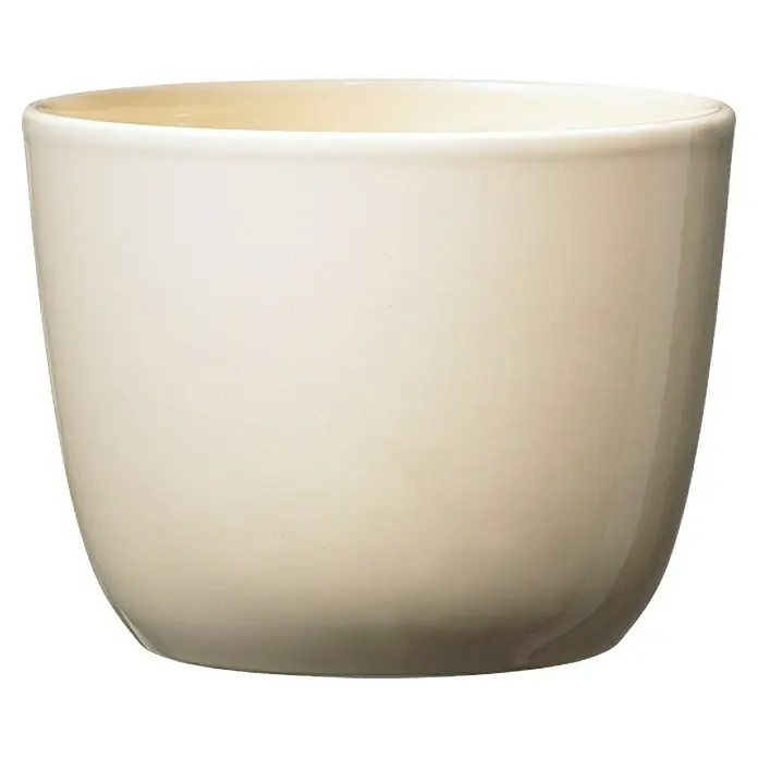 Soendgen Keramik Übertopf rund Sevilla - Außenmaß (Ø x H): 12 x 10 cm, Vanilla, Keramik, Glänzend - Nahaufnahme einer cremefarbenen Keramiktasse, perfekt für Getränke oder als schlichte Dekoration.