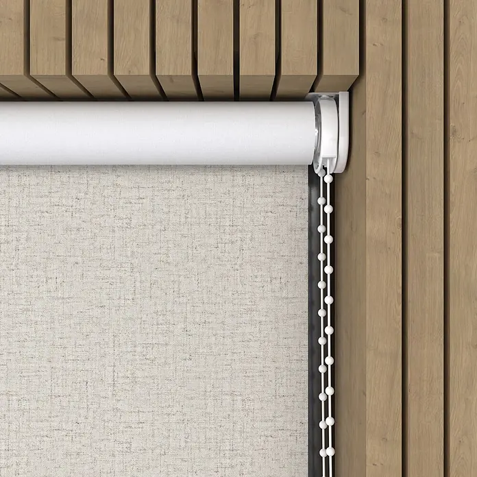 Verdunkelungsrollo - B x H: 100 x 275 cm, Leinen - Heller beiger strukturierter Rolladen mit weißem Mechanismus und Kette, montiert in einer Holzwand mit Latten.