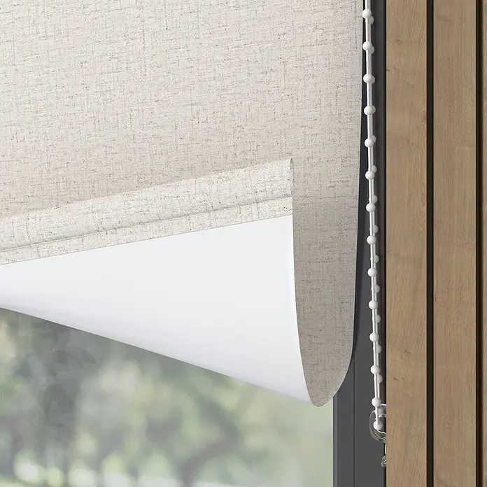 Verdunkelungsrollo - B x H: 100 x 275 cm, Leinen - Heller beiger strukturierter Rolladen, teilweise geöffnet, mit weißer Rückseite und weißer Kugelkette rechts neben Holzrahmen.
