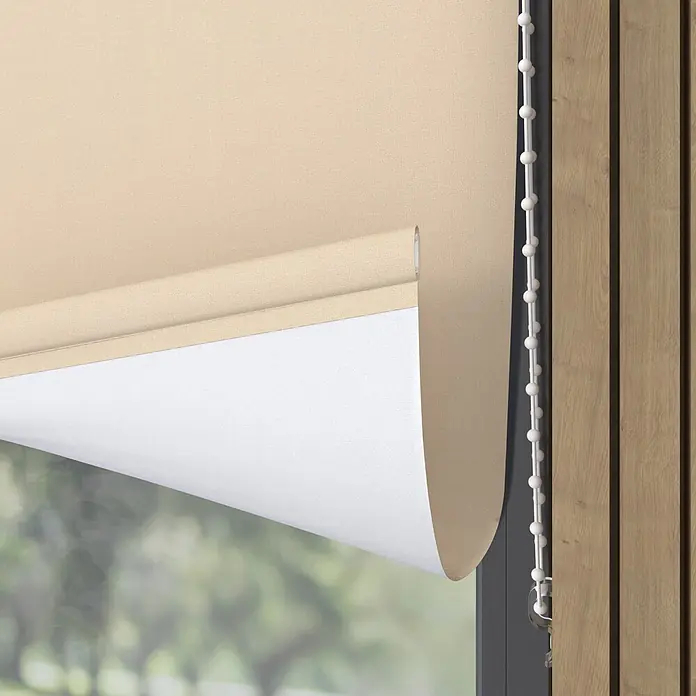 Verdunkelungsrollo - B x H: 85 x 190 cm, Creme - Texturiertes beiges Rollo mit weißer Rückseite, teilweise abgerollt an einem Fenster neben Holzpaneelen.
