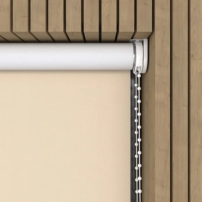 Verdunkelungsrollo - B x H: 85 x 190 cm, Creme - Beiges Rollo mit weißem Mechanismus und Perlenkette, in Holzlamellenrahmen installiert.