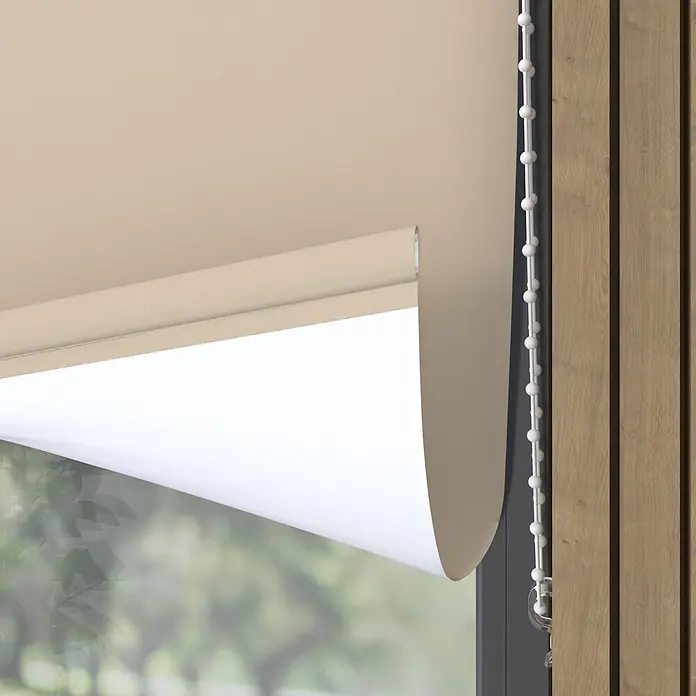 Verdunkelungsrollo - B x H: 70 x 190 cm, Taupe - Beigefarbenes Rollo, teilweise geöffnet, zeigt weiße Unterseite und Perlenkette neben Fenster.