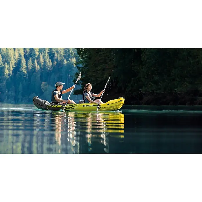 Intex Kajak Explorer K2 - 313 x 92 cm, Nutzlast: 160 kg, Geeignet für: 2 Personen - Zwei Personen paddeln ein gelbes und schwarzes K2 Explorer Schlauchkajak auf einem See.