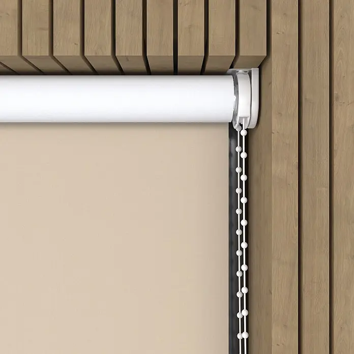 Verdunkelungsrollo - B x H: 70 x 190 cm, Taupe - Beigefarbenes Rollrollo mit weißem Mechanismus und Kette, teils heruntergelassen an Holzwand.