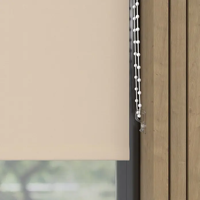 Verdunkelungsrollo - B x H: 70 x 190 cm, Taupe - Beiger Rollostoff mit Gewebestruktur und weißer Perlenkette, teilweise ein Fenster abdeckend.