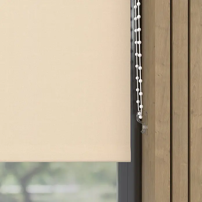 Verdunkelungsrollo - B x H: 85 x 190 cm, Creme - Hellbeiges Stoffrollo mit weißer Perlenkette, im Fenster installiert.