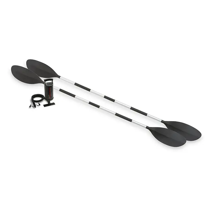 Intex Kajak Explorer K2 - 313 x 92 cm, Nutzlast: 160 kg, Geeignet für: 2 Personen - Zwei schwarze Paddel mit silbernen Schäften und eine schwarze manuelle Luftpumpe mit Schlauch für aufblasbare Wasserfahrzeuge.