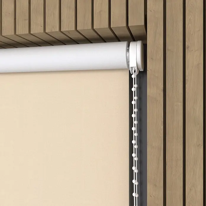 Verdunkelungsrollo - B x H: 85 x 190 cm, Creme - Beiges Rollo mit weißem Mechanismus und Kette, montiert an einer stilvollen Holzlamellenwand.