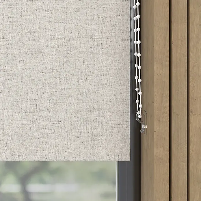 Verdunkelungsrollo - B x H: 100 x 275 cm, Leinen - Ein hellbeiger, texturierter Rollostoff ist teilweise vor einem Fenster heruntergelassen, mit einer weißen Kugelzugkette auf der rechten Seite.