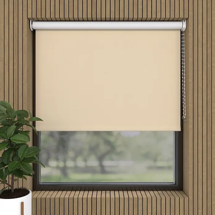 Verdunkelungsrollo - B x H: 85 x 190 cm, Creme - Beigefarbenes Stoffrollladen in einem Fenster mit Holzlamellenverkleidung.