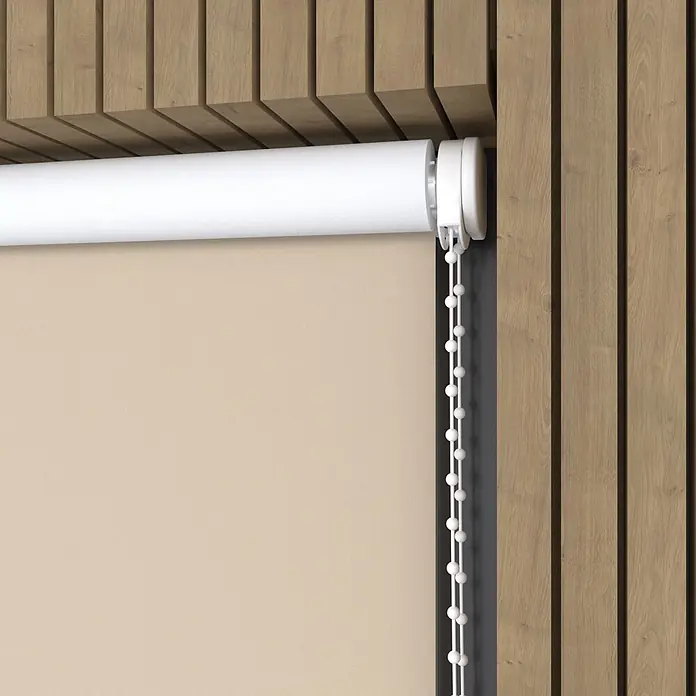 Verdunkelungsrollo - B x H: 70 x 190 cm, Taupe - Beigefarbenes Rollrollo mit weißem Mechanismus und Perlkette, unter Holzlamellen montiert.