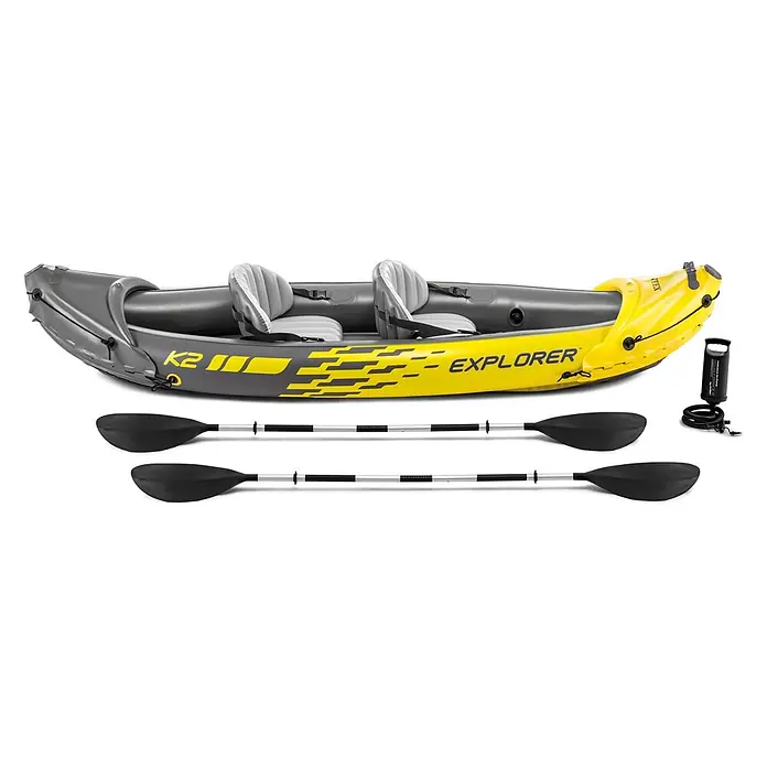 Intex Kajak Explorer K2 - 313 x 92 cm, Nutzlast: 160 kg, Geeignet für: 2 Personen - Grau-gelbes aufblasbares Kajak mit zwei Sitzen, zwei schwarzen Paddeln und einer schwarzen Luftpumpe.