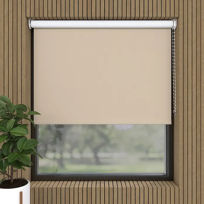 Verdunkelungsrollo - B x H: 70 x 190 cm, Taupe - Beiges Rollo in einem Fenster mit Holzlamellenrahmen, teilweise eine unscharfe Außenansicht verdeckend.