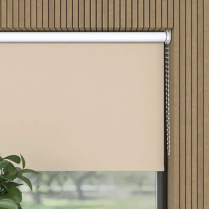 Verdunkelungsrollo - B x H: 70 x 190 cm, Taupe - Beiger Rolladen mit weißem Kettenzug bedeckt einen Teil des Fensters vor einer Holzlamellenwand.