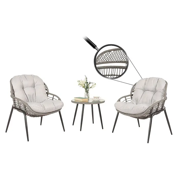 Proregal Gartenstuhl-Set Garnitur mit Tisch - Poly-Rattan, Grau, B x T x H: 67 x 68 x 85,5 cm - Ein graues Rattan-Bistroset für den Außenbereich mit zwei Stühlen und einem runden Glastisch, inklusive hellgrauer Kissen.