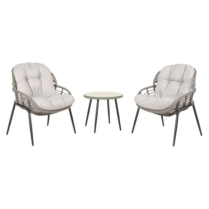 Proregal Gartenstuhl-Set Garnitur mit Tisch - Poly-Rattan, Grau, B x T x H: 67 x 68 x 85,5 cm - Outdoor-Bistrotisch-Set mit zwei grauen Rattanstühlen mit hellgrauen Kissen und einem runden Glastisch mit dunklen Metallbeinen.