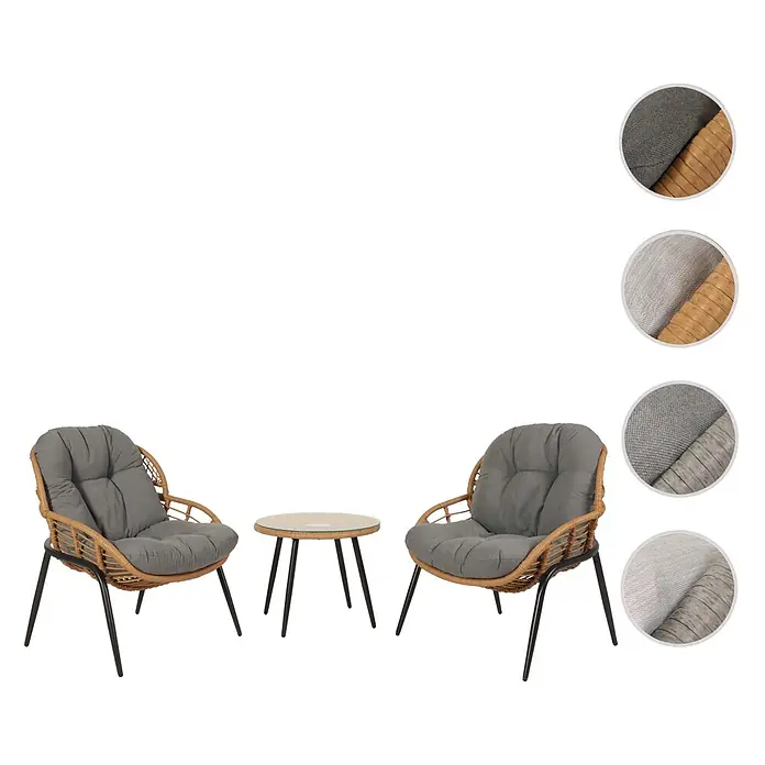 Proregal Gartenstuhl-Set Garnitur mit Tisch - Poly-Rattan, Grau, B x T x H: 67 x 68 x 85,5 cm - Outdoor-Bistro-Set: zwei braune Rattan-Stühle mit grauen Kissen und ein runder Tisch mit schwarzen Metallbeinen.