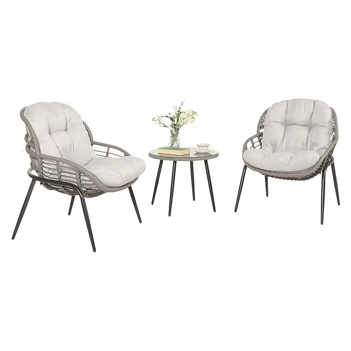 Proregal Gartenstuhl-Set Garnitur mit Tisch - Poly-Rattan, Grau, B x T x H: 67 x 68 x 85,5 cm - Graues Outdoor-Bistroset: zwei Korbsessel mit hellen Polstern und ein Glastisch mit schwarzen Metallbeinen.