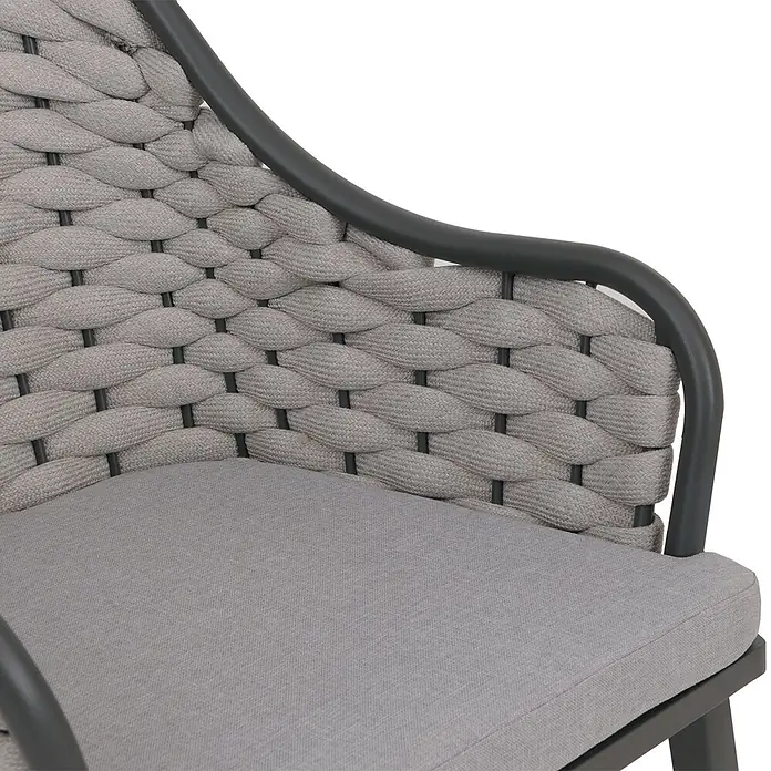 Proregal Gartenstuhl-Set 2er - 2 Stk., Hellgrau, B x T x H: 59 x 63 x 84 cm - Detail eines Stuhls mit dunklem Metallrahmen, geflochtener grauer Seillehne und hellgrauem Sitzkissen.