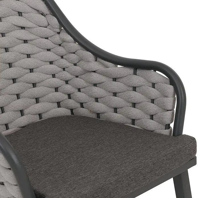 Proregal Gartenstuhl-Set 2er - 2 Stk., Hellgrau, B x T x H: 59 x 63 x 84 cm - Nahaufnahme eines Stuhls mit dunkelgrauem Metallrahmen, hellgrauer geflochtener Rückenlehne und dunkelgrauer Stoffauflage.