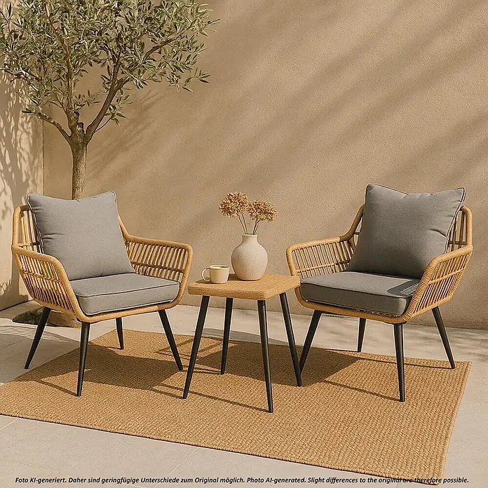 Proregal Gartenstuhl-Set Garnitur mit Tisch - Poly-Rattan, Dunkelgrau, B x T x H: 64 x 72 x 78 cm - Zwei Outdoor-Stühle mit grauen Kissen und ein passender kleiner Tisch, mit Rattan-Optik und schwarzen Beinen, auf einem Teppich.