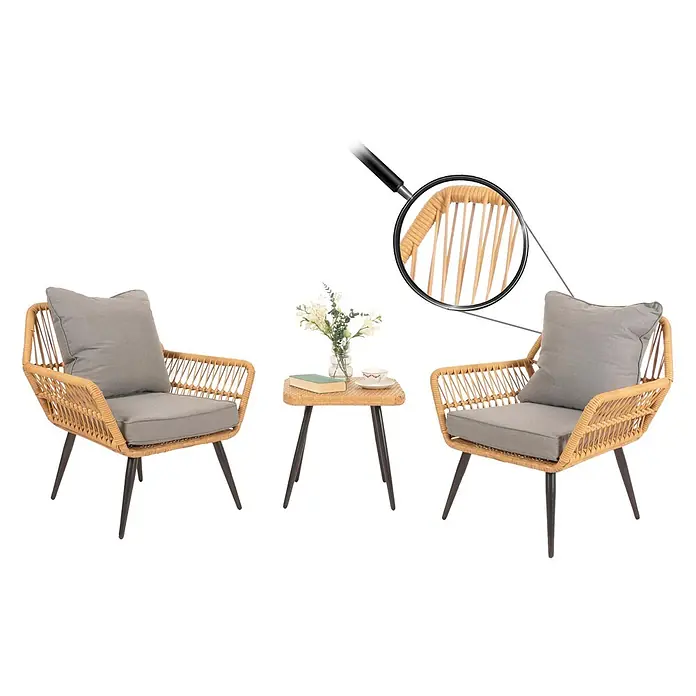 Proregal Gartenstuhl-Set Garnitur mit Tisch - Poly-Rattan, Dunkelgrau, B x T x H: 64 x 72 x 78 cm - Zwei natürliche Rattan-Loungesessel mit grauen Kissen und passendem Beistelltisch mit schwarzen Beinen.