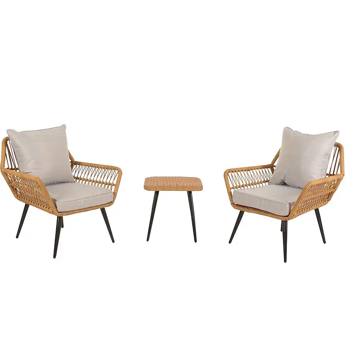 Proregal Gartenstuhl-Set Garnitur mit Tisch - Poly-Rattan, Hellgrau, B x T x H: 64 x 72 x 78 cm - Outdoor-Lounge-Set mit zwei Korbstühlen mit hellgrauen Kissen und einem quadratischen Korbtisch, alle mit schwarzen Beinen.