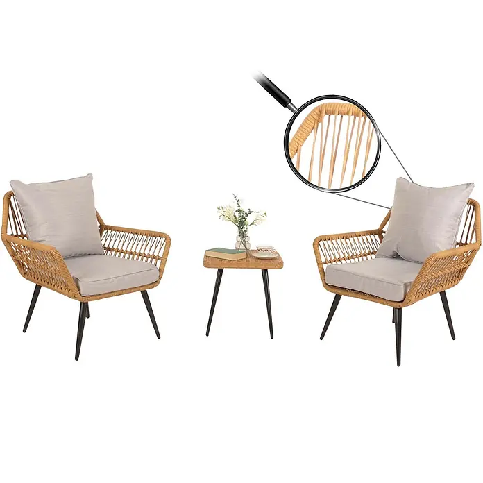Proregal Gartenstuhl-Set Garnitur mit Tisch - Poly-Rattan, Hellgrau, B x T x H: 64 x 72 x 78 cm - Outdoor-Set: 2 hellbraune Rattansessel mit hellgrauen Kissen und ein quadratischer Rattantisch, alle mit schwarzen Beinen.