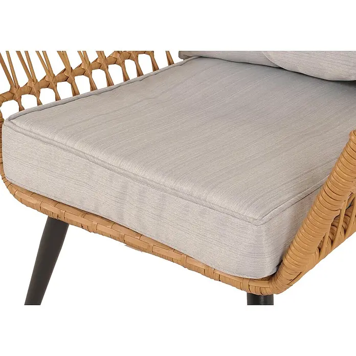 Proregal Gartenstuhl-Set Garnitur mit Tisch - Poly-Rattan, Hellgrau, B x T x H: 64 x 72 x 78 cm - Hellgraues Kissen auf einem hellbraunen Geflechtstuhl mit schwarzen Beinen. Nahaufnahme von Sitz und Armlehne.