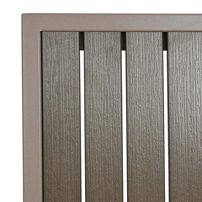Proregal Gartenstuhl-Set 2er - 2 Stk., Grau - Nahaufnahme einer Tischplatten-Ecke mit bronzefarbenem Rahmen und grau-braunen, texturierten Holz-Verbundstoff-Latten.