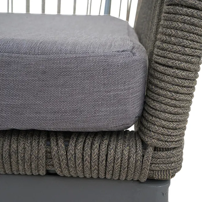 2er-Set Rope-Barhocker | HxBxT 92x51x53 cm | Sitzhöhe 76cm | Outdoor Sitzpolster Seilgeflecht Metall | Hellgrau | Kissen Hellgrau | Tresenhocker -  - Nahaufnahme eines grauen Stoffkissens neben einem Möbelrahmen, umwickelt mit zweifarbigem Zopfseil.