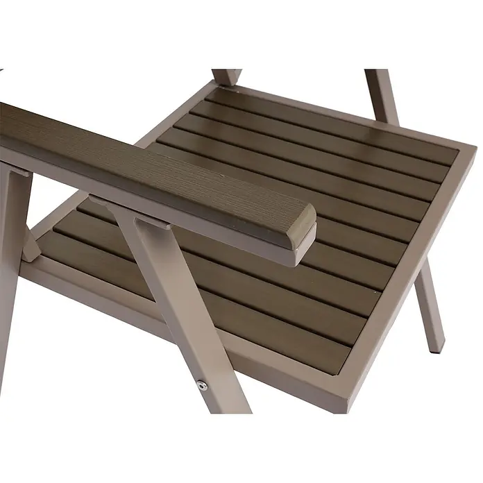 Proregal Gartenstuhl-Set 2er - 2 Stk., Grau - Nahaufnahme eines Stuhls mit dunkelbrauner Lattenrost-Sitzfläche und Armlehne sowie hellbeigem Metallrahmen.
