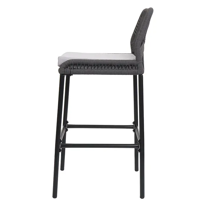 Proregal Garten-Barhocker 2er-Set - Anthrazit, B x T x H: 45 x 52 x 101 cm - Dunkelgrauer geflochtener Barhocker mit hellem Kissen und schwarzen Metallbeinen, von der Seite.