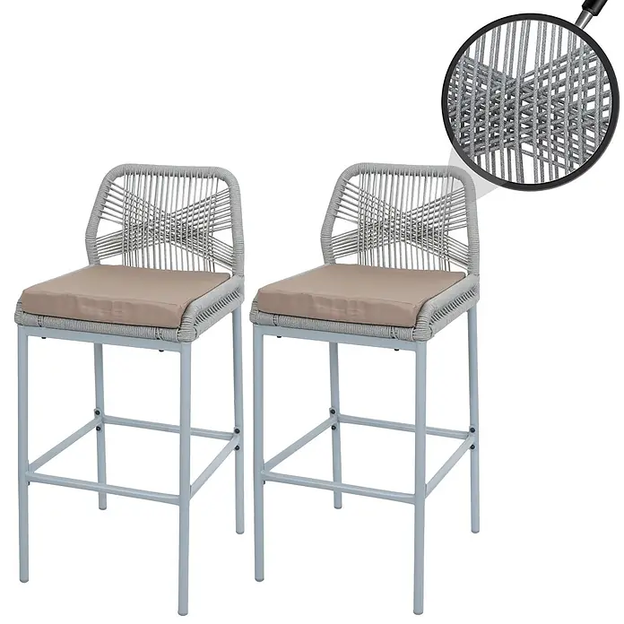 Proregal Garten-Barhocker 2er-Set - Hellgrau, B x T x H: 45 x 52 x 101 cm - Zwei hellgraue Barhocker mit geflochtenen Seilrückenlehnen und beigen Sitzkissen auf hellgrauen Metallgestellen.