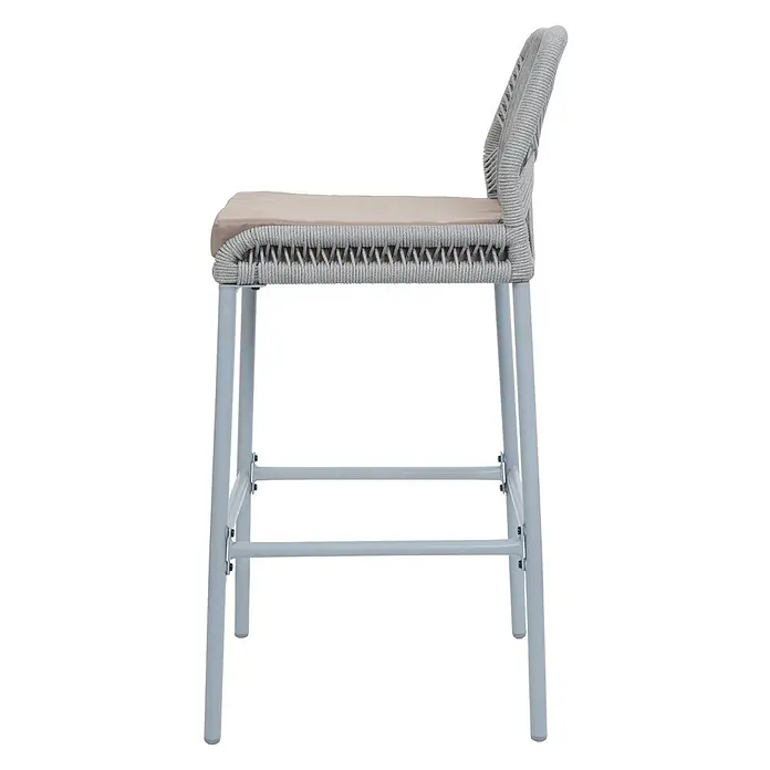 Proregal Garten-Barhocker 2er-Set - Hellgrau, B x T x H: 45 x 52 x 101 cm - Hellgrauer geflochtener Barhocker mit beigem Kissen und Metallbeinen, Seitenansicht.