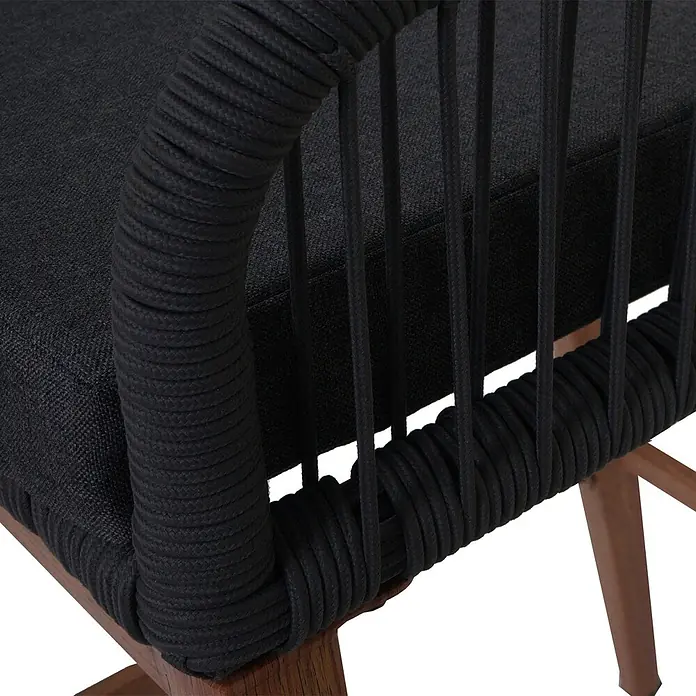 Proregal Garten-Barhocker 2er-Set - 2 Stk., Anthrazit - Nahaufnahme eines Stuhls mit schwarz umwickelter Seil-Armlehne und -Rückenlehne, schwarzem Stoffsitz und Holzgestell.