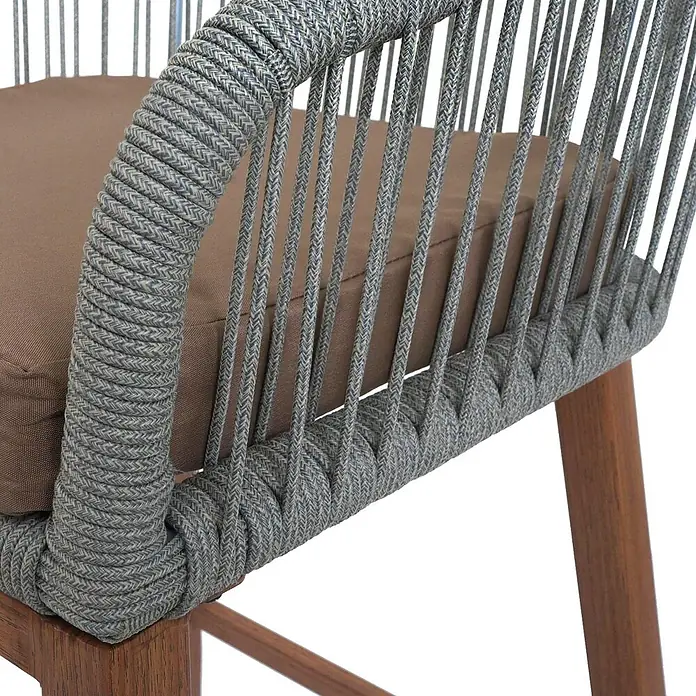 Proregal Garten-Barhocker 2er-Set - Hellgrau, B x T x H: 51 x 53 x 92 cm - Nahaufnahme eines Stuhls mit grauem geflochtenem Seilrücken, braunem Kissen und Holzbeinen.