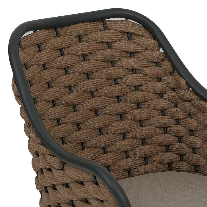 Proregal Gartenstuhl-Set 2er - 2 Stk., Beige - Outdoor-Stuhl mit brauner geflochtener Rückenlehne, dunkelgrauem Gestell und hellem Sitz.