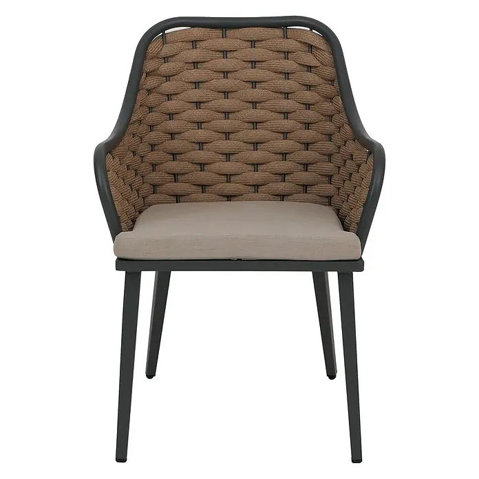Proregal Gartenstuhl-Set 2er - 2 Stk., Beige - Stuhl mit dunkelgrauem Rahmen, geflochtener brauner Rückenlehne und Armlehnen sowie hellbeigem Kissen.