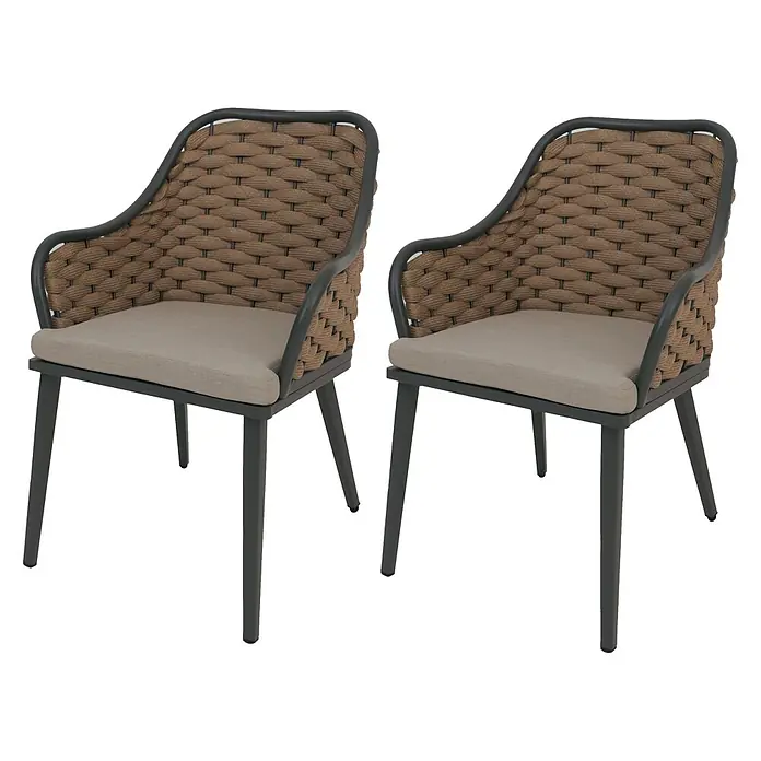 Proregal Gartenstuhl-Set 2er - 2 Stk., Beige - Zwei Outdoor-Sessel mit braunem Geflecht an Rücken/Armlehnen, dunkelgrauem Gestell und hellbeigen Polstern.