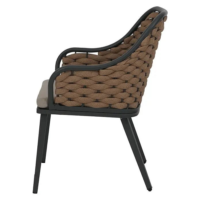Proregal Gartenstuhl-Set 2er - 2 Stk., Beige - Seitenansicht eines Gartenstuhls mit geflochtener brauner Rückenlehne und Armlehnen, dunkelgrauem Metallgestell und hellbeigem Sitzkissen.