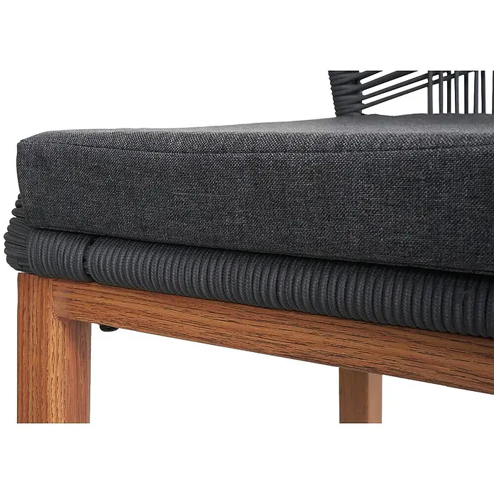 Proregal Garten-Barhocker 2er-Set - Anthrazit, B x T x H: 45 x 50 x 101 cm - Nahaufnahme einer Stuhlauflage mit dunkelgrauem Stoffkissen, einer Lage aus dunkelgrauem Flechtseil und einem hellbraunen Holzrahmen.