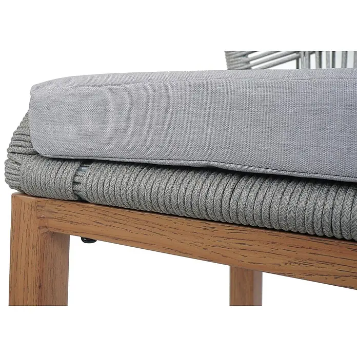 Proregal Garten-Barhocker 2er-Set - Hellgrau, B x T x H: 45 x 50 x 101 cm - Nahaufnahme eines Stuhlsitzes mit grauem Stoffkissen über geflochtener grauer Seilbasis und braunem Holzrahmen.