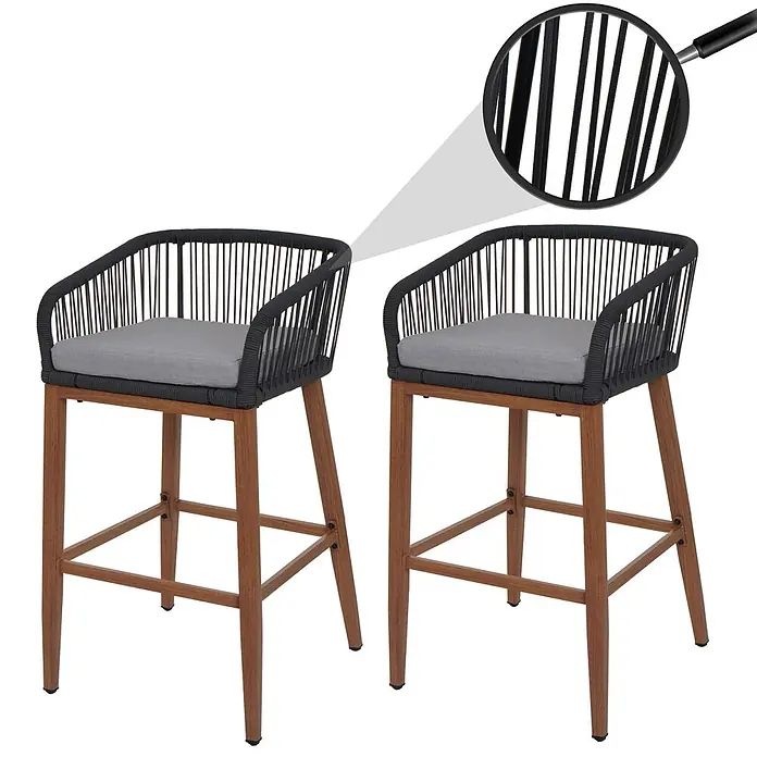 Proregal Garten-Barhocker 2er-Set - Anthrazit, B x T x H: 51 x 53 x 92 cm - Zwei moderne Barhocker mit dunkelgrauem geflochtenem Seilrücken und Armlehnen, grauen Kissen und hellbraunen Holzbeinen.